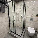 Brivibas - West / East, Free Privat Parking, Free Wifi, Self Check-in *