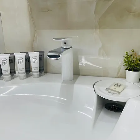 Brivibas - West / East, Free Privat Parking, Free Wifi, Self Check-in *