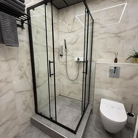 Brivibas - West / East, Free Privat Parking, Free Wifi, Self Check-in *