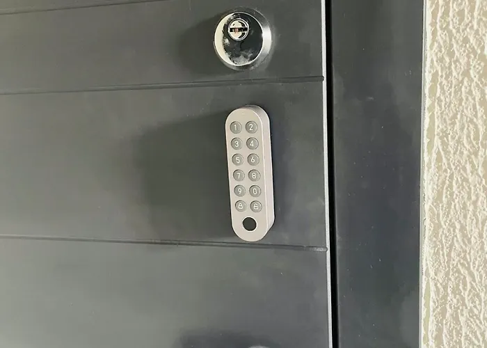 Brivibas - West / East, Free Privat Parking, Free Wifi, Self Check-in *