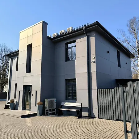 Brivibas - West / East, Free Privat Parking, Free Wifi, Self Check-in *