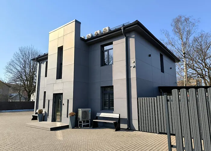 Brivibas - West / East, Free Privat Parking, Free Wifi, Self Check-in *