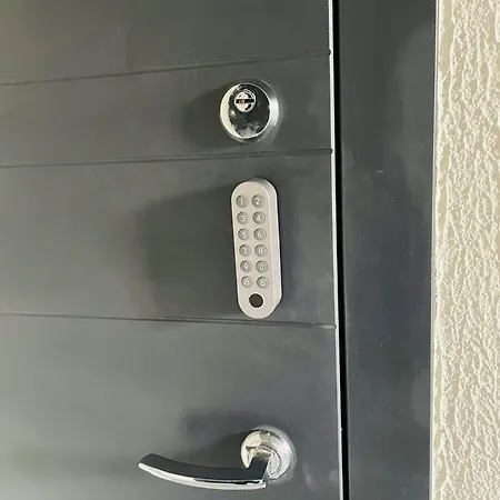 Brivibas - West / East, Free Privat Parking, Free Wifi, Self Check-in *