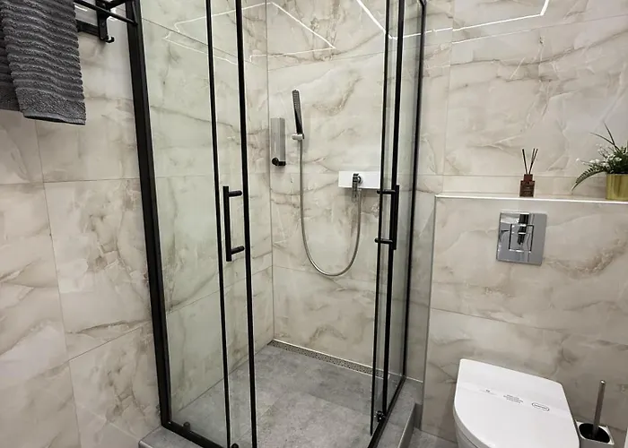 Brivibas - West / East, Free Privat Parking, Free Wifi, Self Check-in *